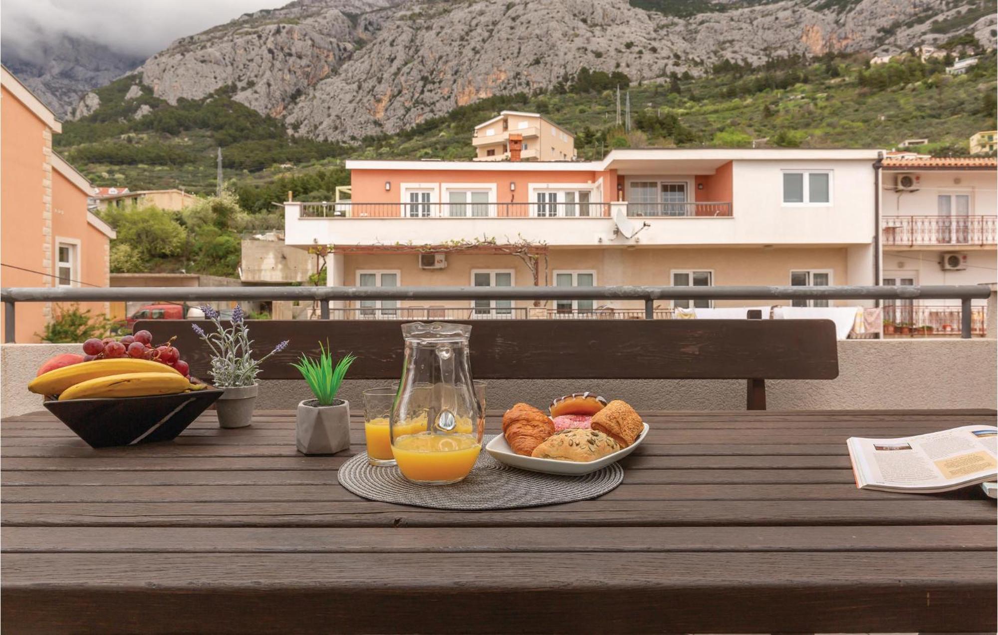 Lovely Apartment In Makarska With Kitchenette Exteriör bild